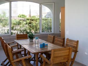 Les DevesesにあるHoliday Home Montenegro - DEN419 by Interhomeの窓のある部屋(木製テーブル、椅子付)