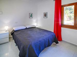 La CanutaにあるHoliday Home Ute by Interhomeの窓付きの部屋にベッド付きのベッドルーム1室があります。