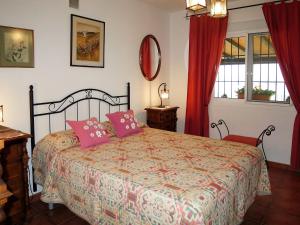 ミハスにあるHoliday Home Rocio - MIJ400 by Interhomeのベッドルーム1室(ピンクの枕が付いたベッド1台付)