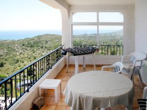 ein Balkon mit Tisch und Stühlen und Aussicht in der Unterkunft Holiday Home Grecia by Interhome in Peñíscola