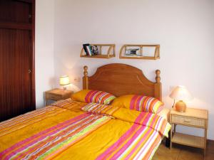ペニスコラにあるHoliday Home Grecia - PEA105 by Interhomeのベッドルーム1室(カラフルなストライプ掛け布団付きのベッド1台付)