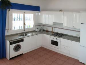 ペニスコラにあるHoliday Home Karina - PEA113 by Interhomeの白いキャビネット、シンク、食器洗い機付きのキッチンが備わります。