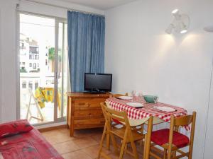 une salle à manger avec une table et une télévision dans l'établissement Apartment Pointe Vermeille-1 by Interhome, au Barcarès