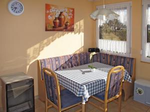 een tafel en stoelen in een kamer met een tafel en een tafel en een tafel bij Holiday Home Am Walde-1 by Interhome in Dobbertin