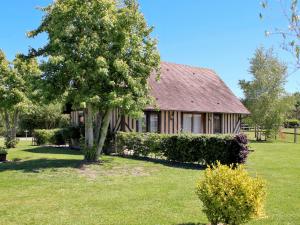 una casa con un árbol en el patio en Holiday Home La Prairie - CRB400 by Interhome, en Corbon