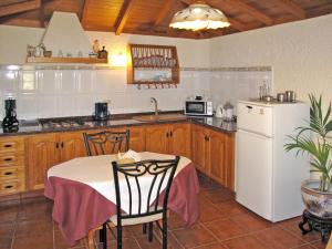 Una cocina o zona de cocina en Holiday Home El Castillo - BUV134 by Interhome