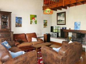 MesquerにあるHoliday Home Stergann - MEQ301 by Interhomeのリビングルーム(茶色の革製家具、テレビ付)