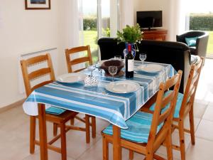 ル・コンケにあるHoliday Home Mer d'Iroise 2 - LCQ105 by Interhomeのダイニングルームテーブル(青と白のテーブルクロス付)