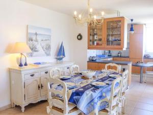 cocina con mesa y mantel azul y blanco en Apartment Laguna Beach by Interhome, en Gruissan