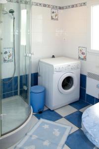 Telgruc-sur-MerにあるHoliday Home Milin-Avel - TGM102 by Interhomeのバスルーム(シャワー付)の洗濯機が備わります。