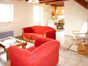 Telgruc-sur-MerにあるHoliday Home Milin-Avel - TGM102 by Interhomeのリビングルーム(椅子2脚、ソファ付)