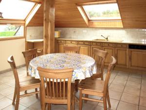 Telgruc-sur-MerにあるHoliday Home Milin-Avel - TGM102 by Interhomeのキッチン(テーブル、椅子付)、窓