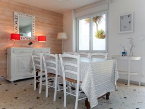PlozévetにあるHoliday Home Rendez-vous à la plage - PZV101 by Interhomeのダイニングルーム(テーブル、椅子、鏡付)