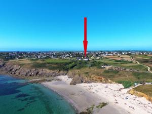 - une vue aérienne sur la plage avec un objet rouge sur une falaise dans l'établissement Holiday Home Mer des Bosmen 2 - LCQ107 by Interhome, au Conquet