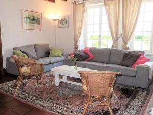 CléderにあるHoliday Home Villa de la Côte des Sables - CED201 by Interhomeのリビングルーム(ソファ、椅子、テーブル付)