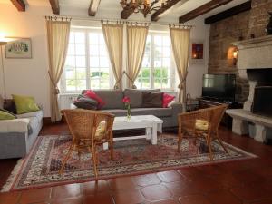 CléderにあるHoliday Home Villa de la Côte des Sables - CED201 by Interhomeのリビングルーム(ソファ、テーブル付)