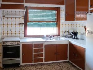 ビリャホヨサにあるHoliday Home Finqueta - VIO180 by Interhomeのキッチン(シンク付)、窓