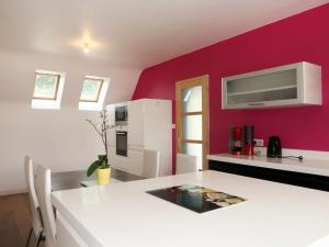 Kuchyň nebo kuchyňský kout v ubytování Holiday Home La hutte de Panoramix - CXT100 by Interhome