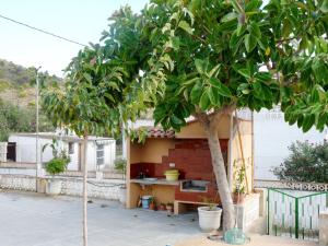 ビリャホヨサにあるHoliday Home Finqueta - VIO180 by Interhomeの家の前の小木