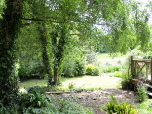 een tuin met een boom in het midden bij Holiday Home de Beaumont - NCA400 by Interhome in Carentan