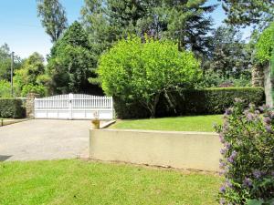 una cerca blanca en un patio con un parque en Holiday Home de Beaumont - NCA400 by Interhome en Carentan