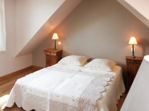 Кровать или кровати в номере Holiday Home L'Etang by Interhome