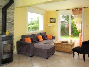 ein Wohnzimmer mit einem Sofa und einem Kamin in der Unterkunft Holiday Home de la Plage by Interhome in Pleubian