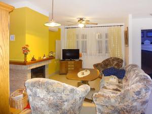 sala de estar con 2 sillas y chimenea en Holiday Home Playa del Conde by Interhome en Chilches