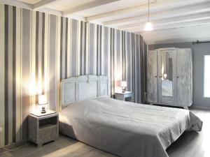 A bed or beds in a room at Holiday Home Entre mer et campagne 2 - LMX403
