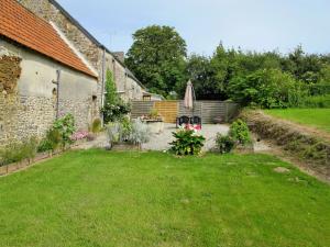 A garden outside Holiday Home Entre mer et campagne 2 - LMX403