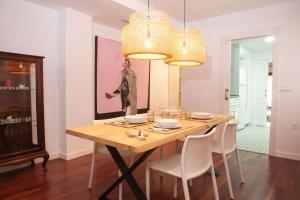 - une salle à manger avec une table et des chaises en bois dans l'établissement San Policarpo, à Torrevieja