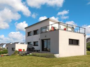 een wit huis met een balkon erop bij Holiday Home L'Iroise - PTP102 by Interhome in Pentrez