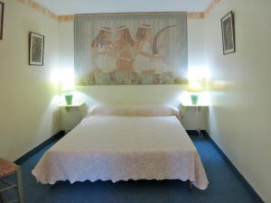 Saint-Georges-de-MonclardにあるApartment Ribieral - GDM102 by Interhomeのベッドルーム1室(白いベッド1台、ランプ2つ付)