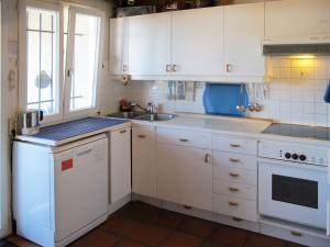 A cozinha ou cozinha compacta de Holiday Home Grande Ramaline - LCA165 by Interhome