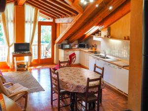 Kuchyňa alebo kuchynka v ubytovaní Chalet Chez Les Roset by Interhome