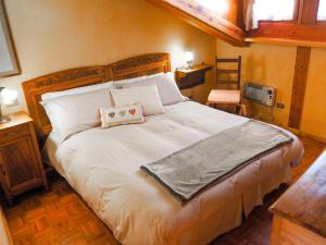 Un pat sau paturi într-o cameră la Chalet Chez Les Roset by Interhome