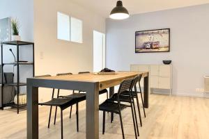 a dining room with a table and chairs at Le best-seller de Majordome #BC in Grenoble