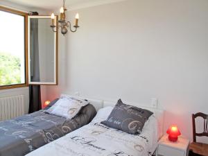 Säng eller sängar i ett rum på Holiday Home Freyssignes - CBA200 by Interhome