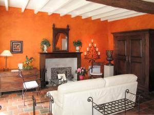 een woonkamer met een witte bank en een open haard bij Holiday Home La Terrade - CUI100 by Interhome in Lépinas