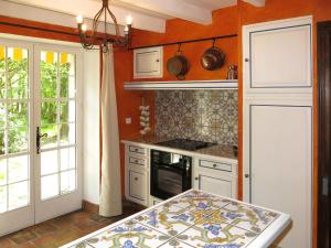 Lépinas的住宿－Holiday Home La Terrade - CUI100 by Interhome，一间带炉灶的厨房 窗边的顶部烤箱
