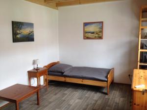 a room with a bed and a desk and a shelf at Ferienhaus am Rosslauer Markt in Dessau