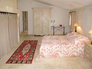カヴァイヨンにあるHoliday Home Les Puits Neufs - CVN145 by Interhomeのベッドルーム1室(ベッド1台、テーブル、ラグ付)