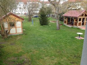a yard with a house and a tree and a building at Ferienhaus am Rosslauer Markt in Dessau