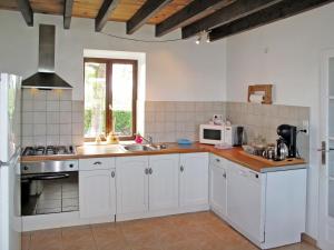 Η κουζίνα ή μικρή κουζίνα στο Holiday Home Les Brûles by Interhome +15 φωτογραφίες