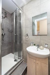 Photo de la galerie de l'établissement Modern 3 Bedroom & 3 Bathroom Apartment - near Balluta Bay, à San Ġiljan