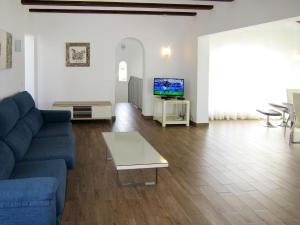Televízia a/alebo spoločenská miestnosť v ubytovaní Holiday Home Ayora by Interhome