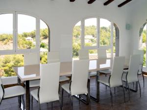 Reštaurácia alebo iné gastronomické zariadenie v ubytovaní Holiday Home Ayora by Interhome
