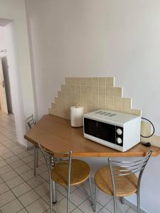 un four-grille-pain installé au-dessus d'une table en bois dans l'établissement Apartament Mariana Mokwy 6b, à Sopot