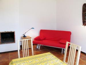 シス・フール・レ・プラージュにあるApartment Le Colibri - SFP145 by Interhomeのリビングルーム(赤いソファ、椅子2脚付)