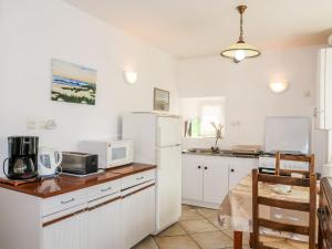Kuchyň nebo kuchyňský kout v ubytování Holiday Home Ty Breiz by Interhome